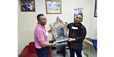 Dahlan Iskan Terima Penghargaan Karya Sastra Ayat Bhuwana