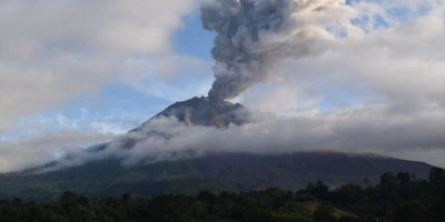 Pagi-pagi, Gunung Sinabung Muntahkan Awan Panas Sejauh 3 Kilometer 