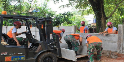 Batalyon Zeni 1 Marinir Bangun Dinding Penahan Banjir