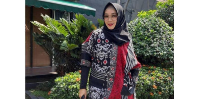 Mendiang Rina Gunawan Dimakamkan Satu Liang Lahat dengan Ayahnya