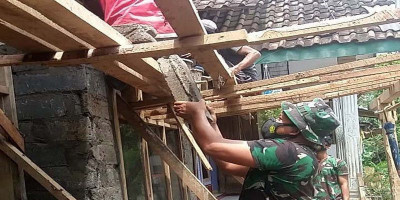 Prajurit Yonif 1 Brigif 2 Mar Pasmar 2 Bantu Pembangunan Rumah Warga Jember