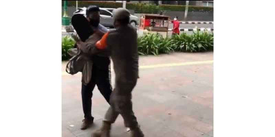 Videonya Viral, Satpol PP dan Dua Pemuda Rebutan Skateboard di Bundaran HI