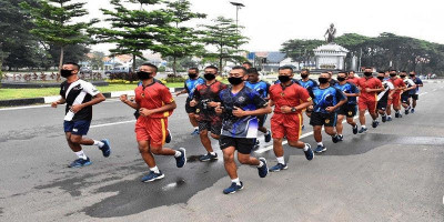 Tingkatkan Imunitas Tubuh, Prajurit Yonif 5 Brigif 2 Mar Pasmar 2 Laksanakan Olahraga dan Berjemur