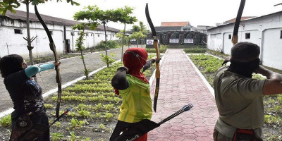 Atlet Panahan Prajurit Yonif 5 Brigif 2 Mar Pasmar 2 Laksanakan Latihan Materi Memanah Blank Shoot