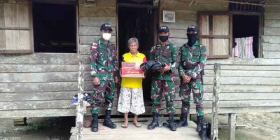 Berbagi Sesama, Satgas Yonif 642 Beri Bantuan Sembako untuk Warga