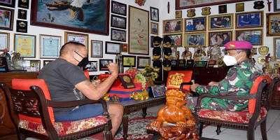 Jalin Silaturahmi, Danyontaifib 2 Marinir Kunjungi Sesepuh Ipam di Surabaya