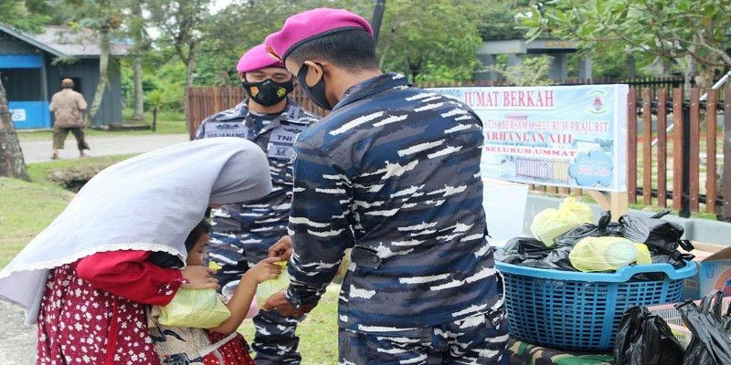 Jumat Berkah, Prajurit Yonmarhanlan XIII Tarakan Bagikan Makan Gratis Kepada Masyarakat