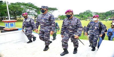 Kasal Tinjau Pusat Latihan Pertempuran Marinir di Malang Selatan