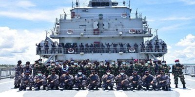 Wadan Pasmar 3 Bersama Pejabat Kotama TNI AL Sorong Sambut Kedatangan Kri Tarakan-905