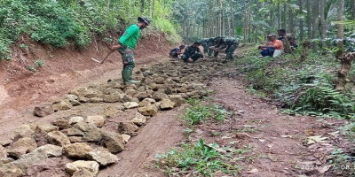 Prajurit Menart 2 Marinir Pasmar 2 Laksanakan Perbaikan Jalan dan Renovasi Rumah Warga 