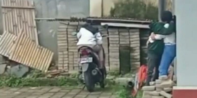 Siang Bolong, Sejoli Ini Nekat Berbuat Mesum di Luar Gedung