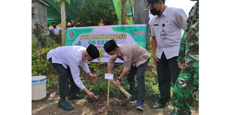 Bupati Salwa Arifin Tanam 1000 Pohon Bersama PWI Bondowoso