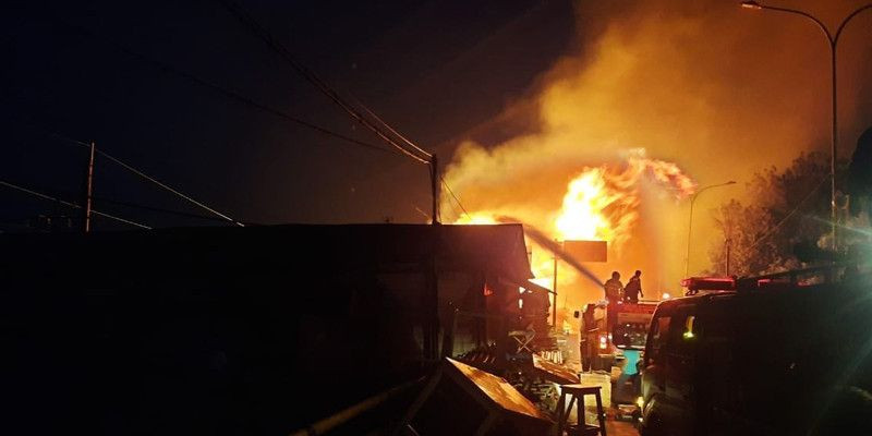 Kebakaran Besar di Bekasi, Jalur Pantura Sampai Ditutup