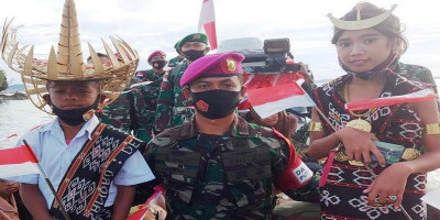 Bangkitkan Jiwa Nasionalisme, Prajurit Marinir Bagikan Bendera Merah Putih kepada Nelayan di Pulau Ndana