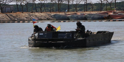 Prajurit Batalyon Kapa 2 Mar Pasmar 2 Latihan Mengemudi di Laut Kendaraan Tempur Kapa K61