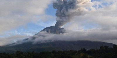 Duar... Awan Panas Gunung Sinabung Meluncur hingga 3.000 Meter 