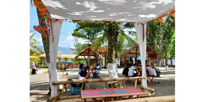 Kampung Perahu Saung Katineung, Spot Santai di Pantai