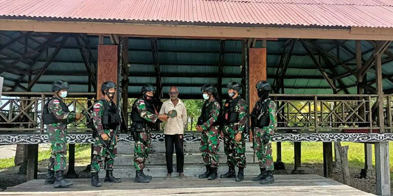 TNI Jalin Silaturahmi dengan Tokoh Adat Papua