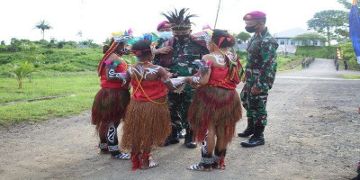 Sambut Komandan Baru Menbanpur 3 Mar, Iringi Dengan Tarian Tradisional Papua