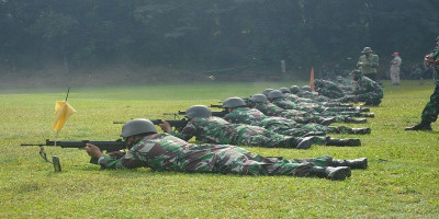 Pertajam Naluri Tempur Prajurit Lanmar Jakarta Laksanakan Latihan Menembak