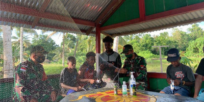 Prajurit Satgas Yonif 131 Ajarkan Pemuda Kampung Sawyatami Bikin Jala Ikan