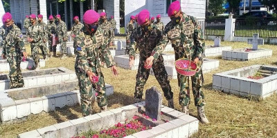 Prajurit Yonmarhanlan Vlll Bitung Laksanakan Ziarah Tabur Bunga Di Taman Makam Pahlawan