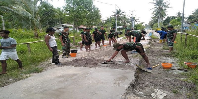 Prajurit Menbanpur 3 Marinir Pasmar 3 Bangun Jalan Di Pulau Soop