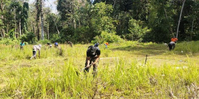 Satgas Yonif 642 Bersama Warga Gotong Royong Bersihkan Lapangan Bola Desa Bungkang