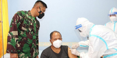 Danlanud Silas Papare Dampingi Vaksinasi Prajurit dan Tokoh Masyarakat 