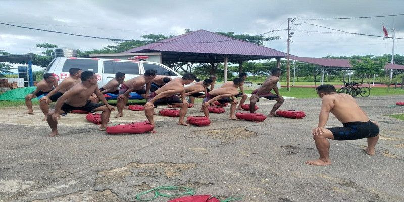 Tingkatkan Kemampuan Perorangan, Prajurit Yonmarhanlan XI/ Merauke Pasmar 3 Laksanakan Latihan Renang