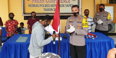 Cium Bendera Merah Putih dan Serahkan Senjata, Komandan KKB Ini Kembali ke Pangkuan NKRI