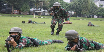 Prajurit Batalyon Zeni 1 Marinir Berlatih Penerobosan Lapangan Ranjau 