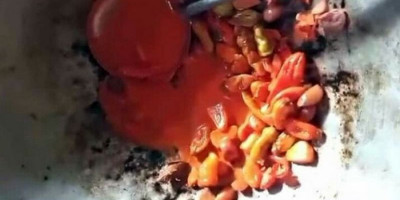 Geger! Cabai Keluar Cat Ketika Dimasak