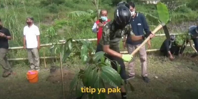 Ketika Ganjar Pranowo Tanam Pohon di Daerah Aliran Sungai