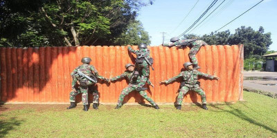 Prajurit Nanggala Yonif 6 Marinir Berlatih Halang Rintang di Hari Libur