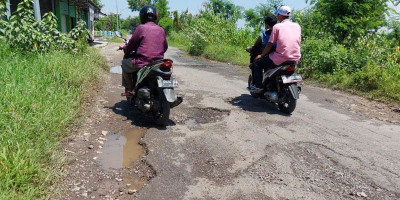 Ada Jalan Rusak Parah di Jalur Penghubung Gresik-Lamongan
