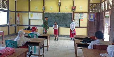 Hadir di Perbatasan, Satgas Yonif 642 Bantu Mengajar Siswa SD
