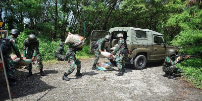 Kompi Bek Yonbekpal 2 Mar Pasmar 2 Praktekkan Pendistribusian Bekal