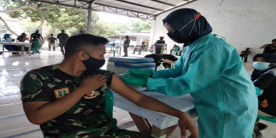 Prajurit Puslatpurmar - 5 Baluran Melaksanakan Serbuan Vaksinasi Covid-19