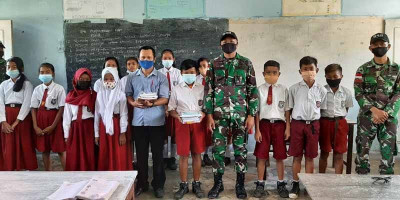 Gembiranya Siswa Perbatasan Dapat Buku dan Alat Tulis dari Satgas Yonif 642