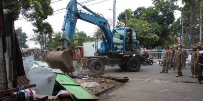 Pemkot Jaksel Gusur 25 Bangunan Ilegal di Tebet
