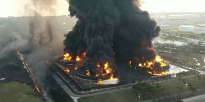 Api yang Membakar Kilang Minyak Balongan Tak Kunjung Padam