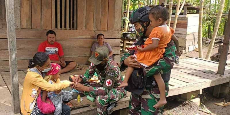 Prajurit TNI Beri Pelayanan Kesehatan Keliling di Papua