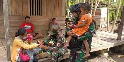 Prajurit TNI Beri Pelayanan Kesehatan Keliling di Papua