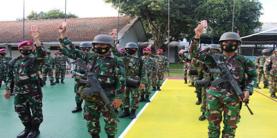Danyonif 6 Marinir Bekali Hand Sanitizer Saku Kepada Prajuritnya