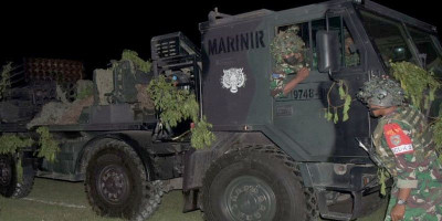 Tingkatkan Profesional, Prajurit Batalyon Roket 2 Marinir Laksanakan Steling Malam dalam Latihan Satuan Dasar