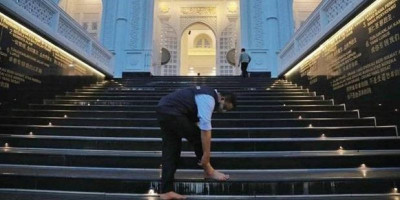Anies Kagumi Indahnya Masjid Taj Mahal Mini di Sunter