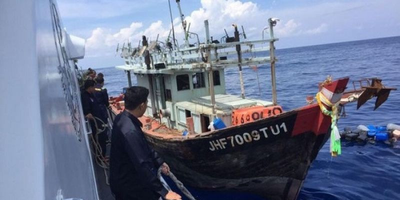 Melalui Dua Tembakan Peringatan, Bakamla RI Amankan Kapal Vietnam Pencuri Ikan 