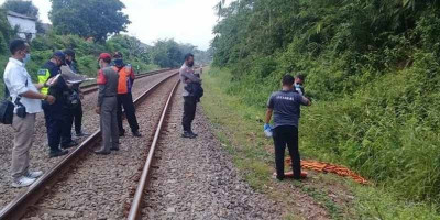 Asyik Main Bola, Bocah 8 Tahun Tersambar Kereta 