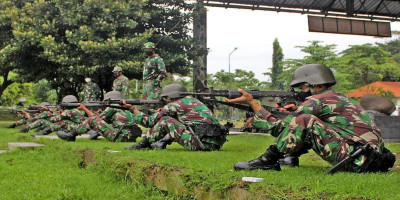 Tingkatkan Naluri Tempur, Prajurit Yonif 3 Brigif 2 Mar Pasmar 2 Berlatih Menembak